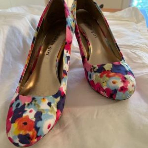 Multi color satin feel platform pump 6.5M like new - Picture 5 of 5